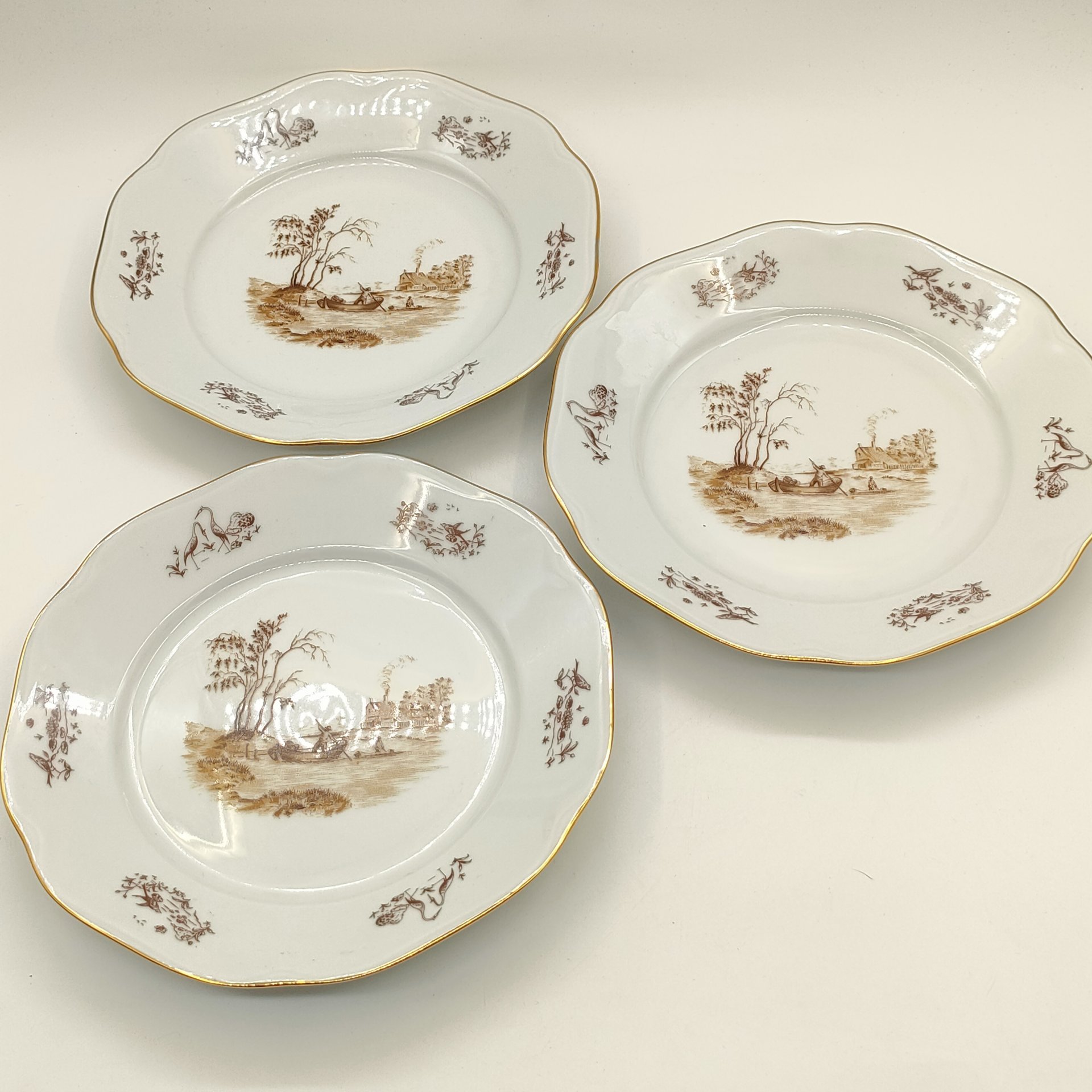 Набор из 3-х обеденных тарелок, украшенных речными сценами, фарфор, деколь, золочение, Bohemia (Neurohlau), Чехословакия, 1970-1990 гг.