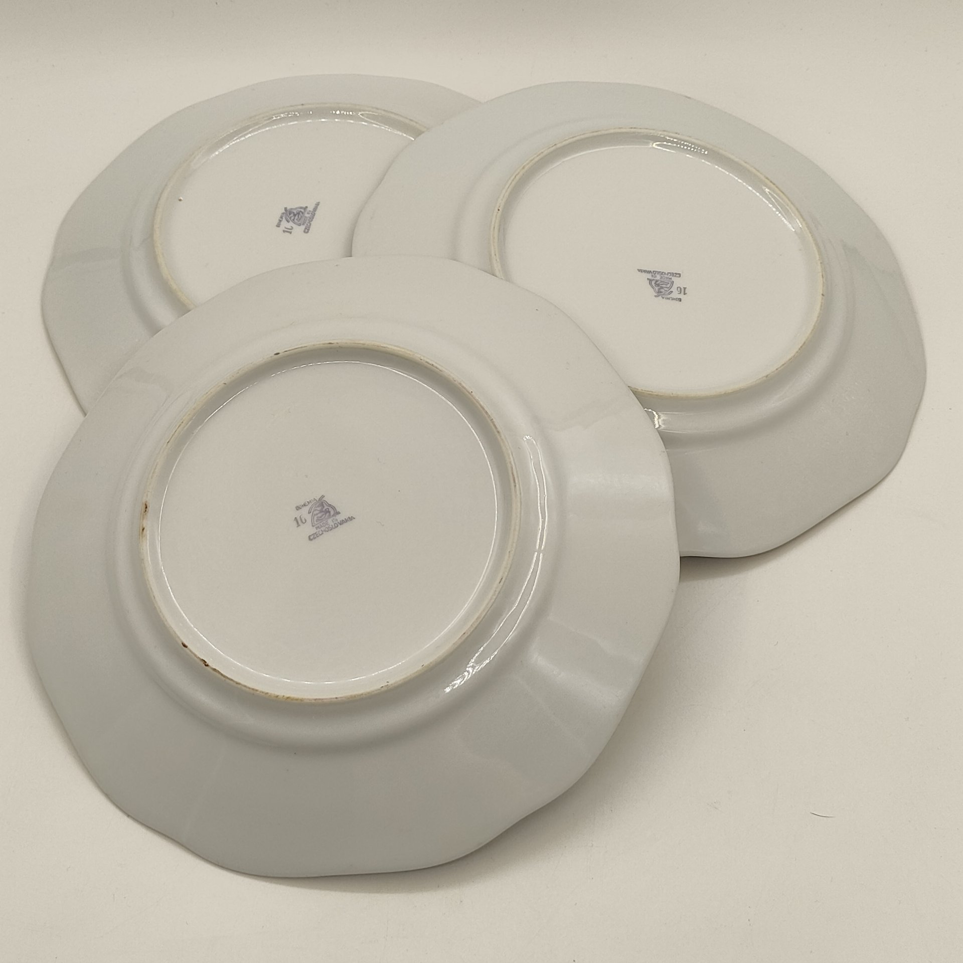 Набор из 3-х обеденных тарелок, украшенных речными сценами, фарфор, деколь, золочение, Bohemia (Neurohlau), Чехословакия, 1970-1990 гг.