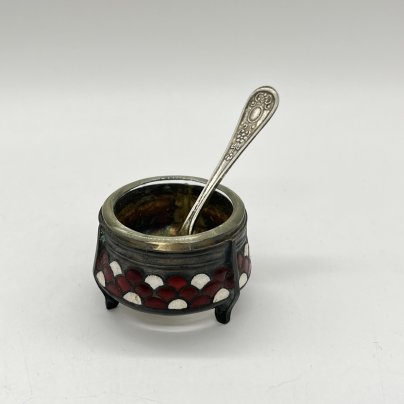 Солонка с декором в виде чешуи и ложечкой, мельхиор (медь-никель), эмали, стекло, Мстерская художественная фабрика «Ювелир», СССР, 1970-1990 гг.