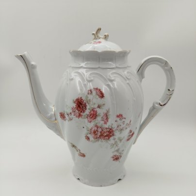 Чайник (кофейник), украшенный ажурным рельефным декором и цветами на тулове, фарфор, деколь, золочение, Западная Европа, 1900-1930 гг.