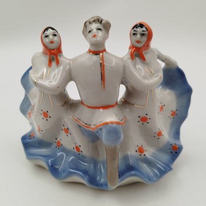 Статуэтка "Уральский перепляс", автор Синявская С.И, фарфор, роспись, золочение, Сысертский завод керамических изделий, СССР, 1960-1980 гг.