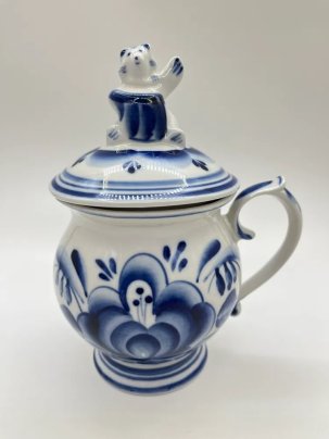 Кружка, украшенная цветочным декором, фарфор, роспись, Объединение «Гжель», Россия, 2010 г.