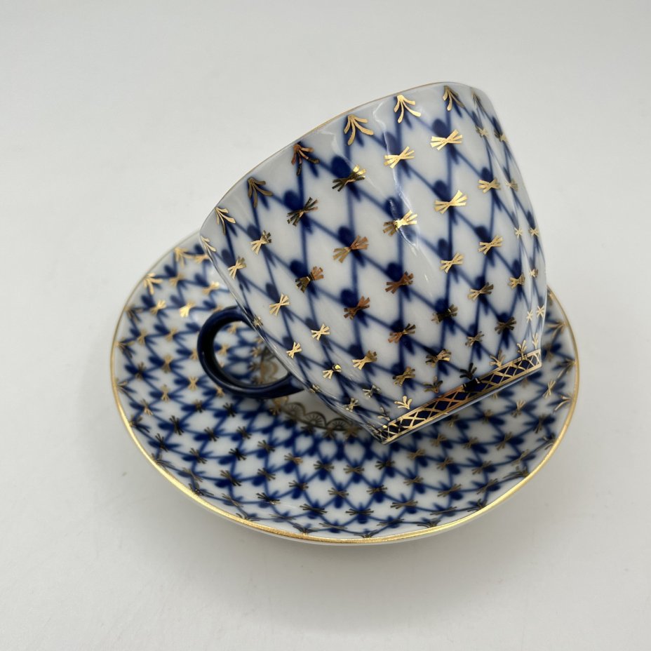 Пара кофейная "Кобальтовая сетка", автор формы "Тюльпан" С.Е. Яковлева, автор рисунка А.А. Яцкевич, фарфор, деколь, золочение, Ленинградский фарфоровый завод (ЛФЗ), Российская Федерация, 1992-2001 гг.