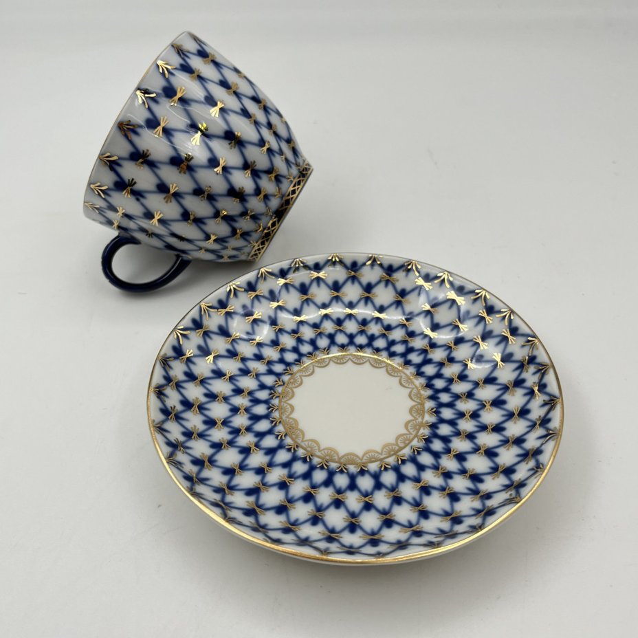 Пара кофейная "Кобальтовая сетка", автор формы "Тюльпан" С.Е. Яковлева, автор рисунка А.А. Яцкевич, фарфор, деколь, золочение, Ленинградский фарфоровый завод (ЛФЗ), Российская Федерация, 1992-2001 гг.