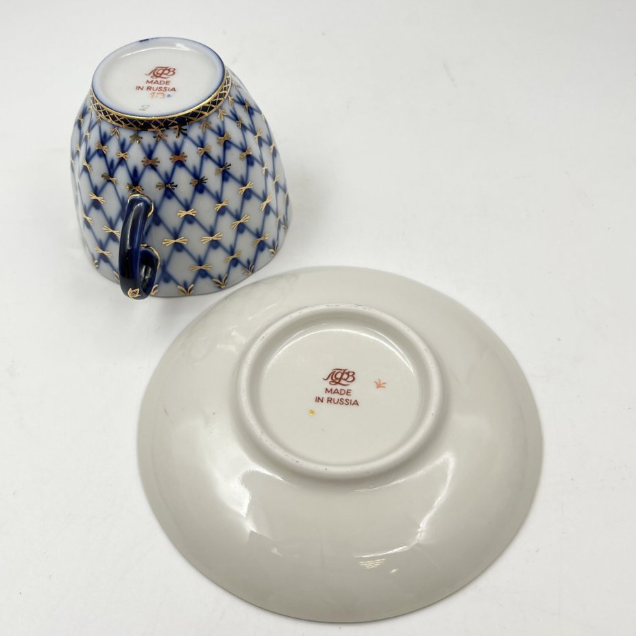 Пара кофейная "Кобальтовая сетка", автор формы "Тюльпан" С.Е. Яковлева, автор рисунка А.А. Яцкевич, фарфор, деколь, золочение, Ленинградский фарфоровый завод (ЛФЗ), Российская Федерация, 1992-2001 гг.