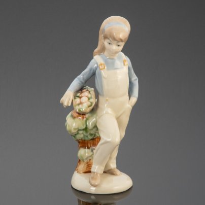 Статуэтка "Девушка с корзиной фруктов", Valencia Pottery, фарфор, роспись