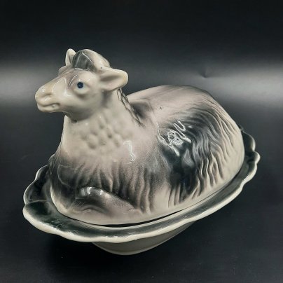 Масленка "Овечка", фаянс, аэрография, Ленинградский завод «Стройфаянс», СССР, 1970-1980 гг.