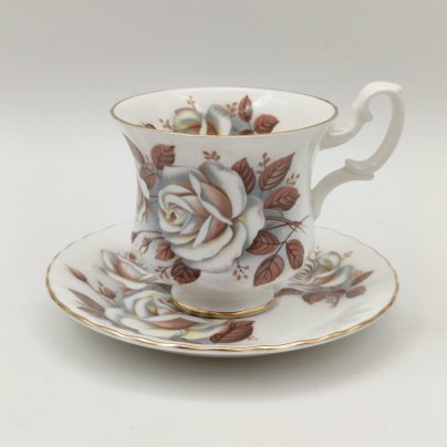 Кофейная пара с ярким декором "Белая роза", фарфор, деколь, золочение, Royal Albert, Великобритания, 1980-2000 гг.