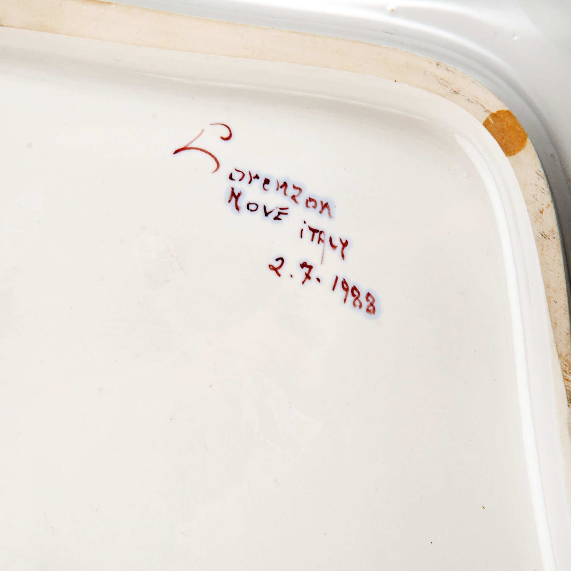 Поднос кофейный с фигурным бортом и ручками, украшенный изображением цветов, Lorenzon, фаянс, роспись, золочение, Италия, 1988 г.