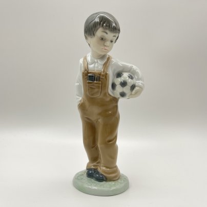 Статуэтка "Мальчик с футбольным мячом", фарфор, роспись, NAO Porcelain, Испания, 1988-2000 гг.
