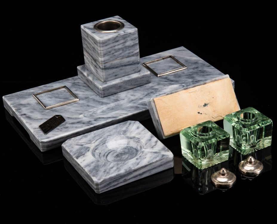 Набор письменный (кабинетный) в классическом стиле, состоящий из основания с двумя чернильницами, карандашницы, пепельницы и пресс-папье