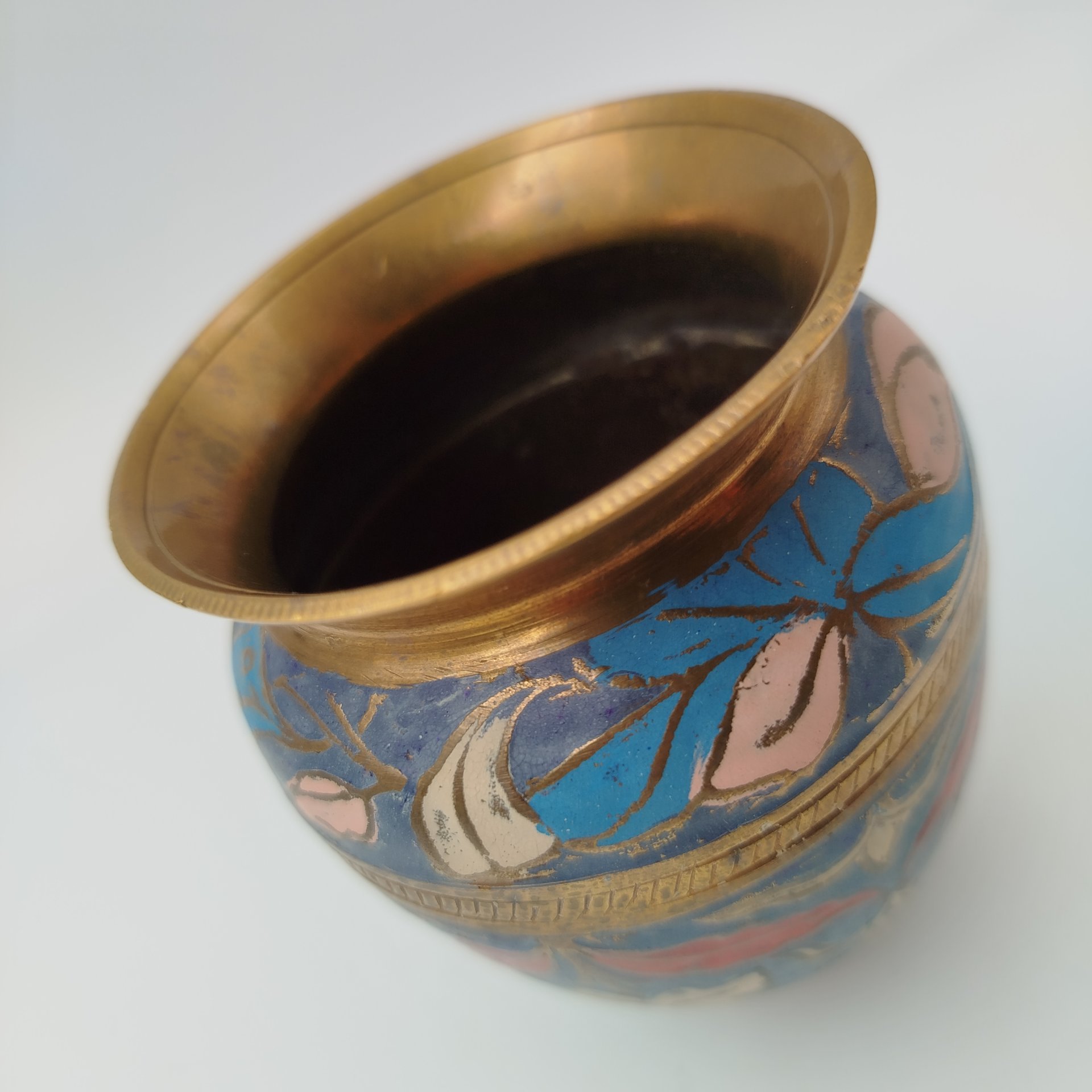 Вазочка с растительным декором, латунь, холодные эмали, Индия, 1970-1990 гг.