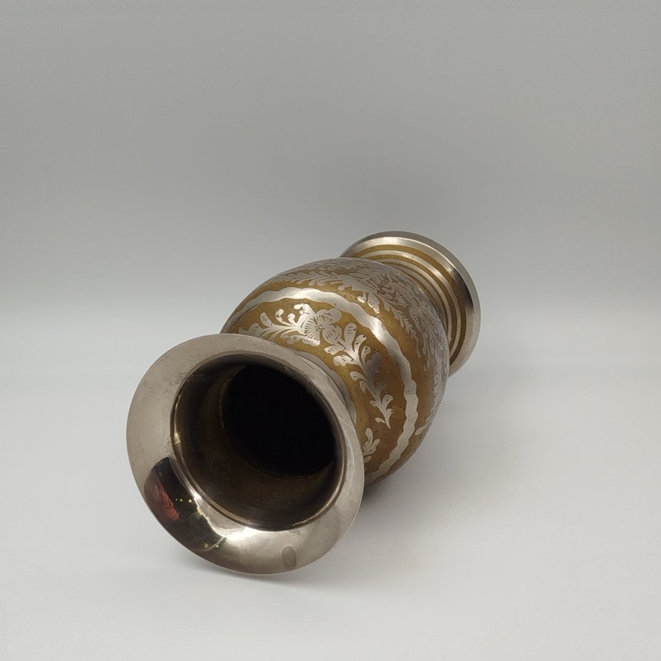 Ваза с растительным декором в восточном стиле