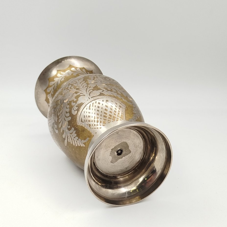 Ваза с растительным декором в восточном стиле