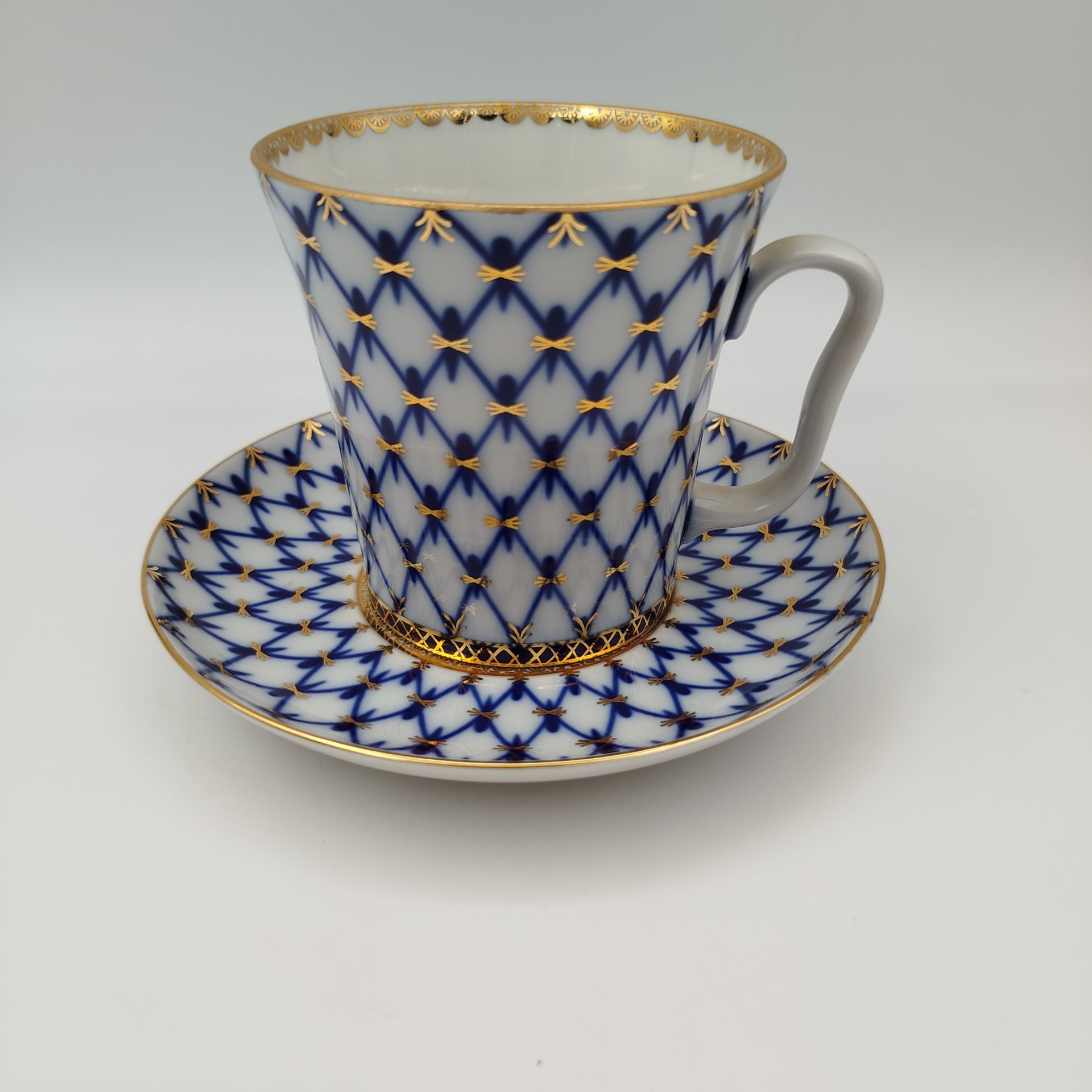 Бокал чайный "Кобальтовая сетка" (форма "Ленинградский"), автор рисунка А.А. Яцкевич, фарфор, деколь, золочение, Ленинградский фарфоровый завод (ЛФЗ), Российская Федерация, 1992-2001 гг.