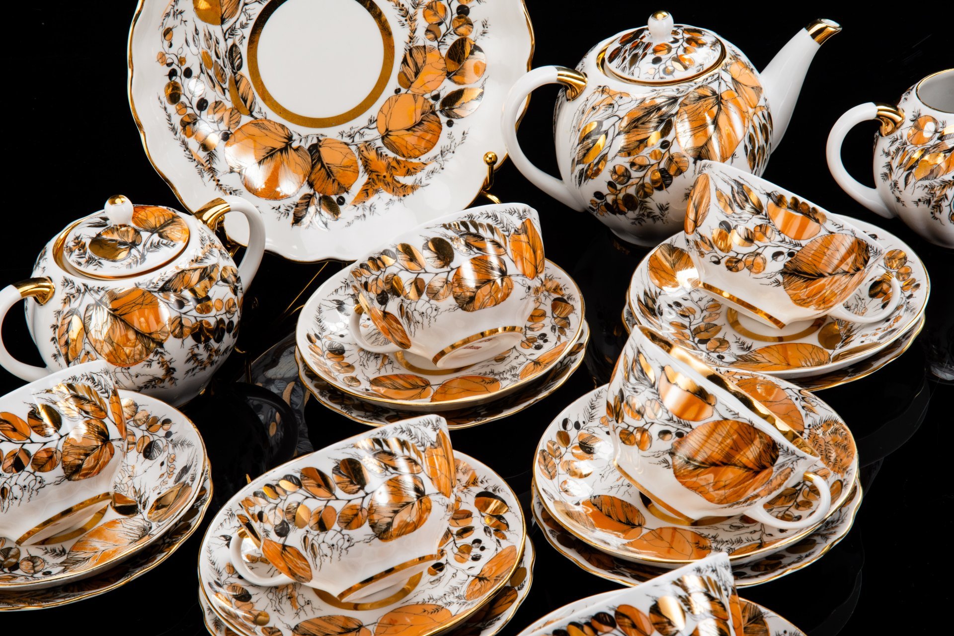 Сервиз чайный "Золотая осень" на 6 персон (22 предмета), форма "Тюльпан", автор формы С.Е. Яковлева, автор росписи Н.П. Славина, фарфор, деколь, люстр, золочение, Ленинградский фарфоровый завод (ЛФЗ), СССР, 1970-1992 гг.