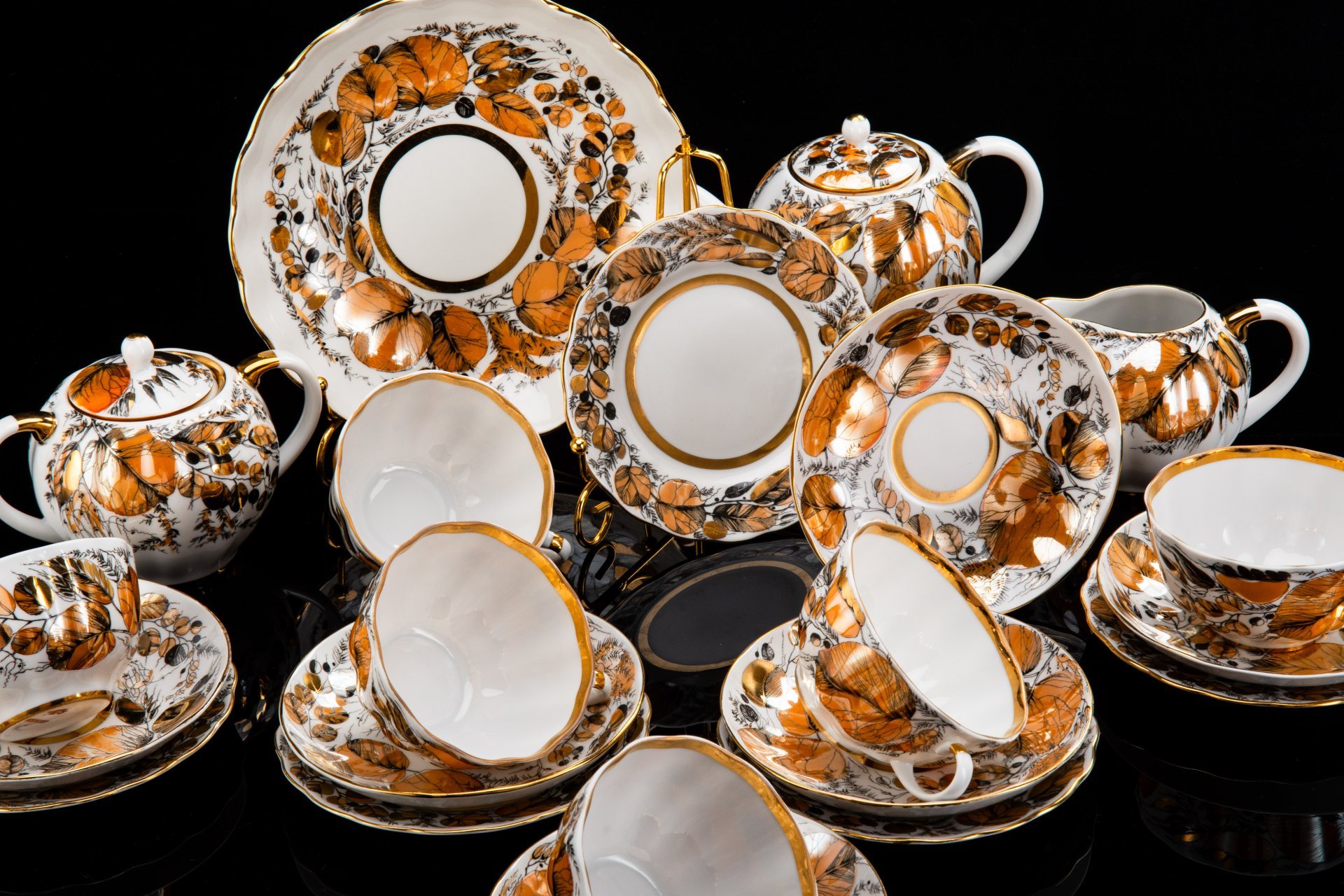 Сервиз чайный "Золотая осень" на 6 персон (22 предмета), форма "Тюльпан", автор формы С.Е. Яковлева, автор росписи Н.П. Славина, фарфор, деколь, люстр, золочение, Ленинградский фарфоровый завод (ЛФЗ), СССР, 1970-1992 гг.