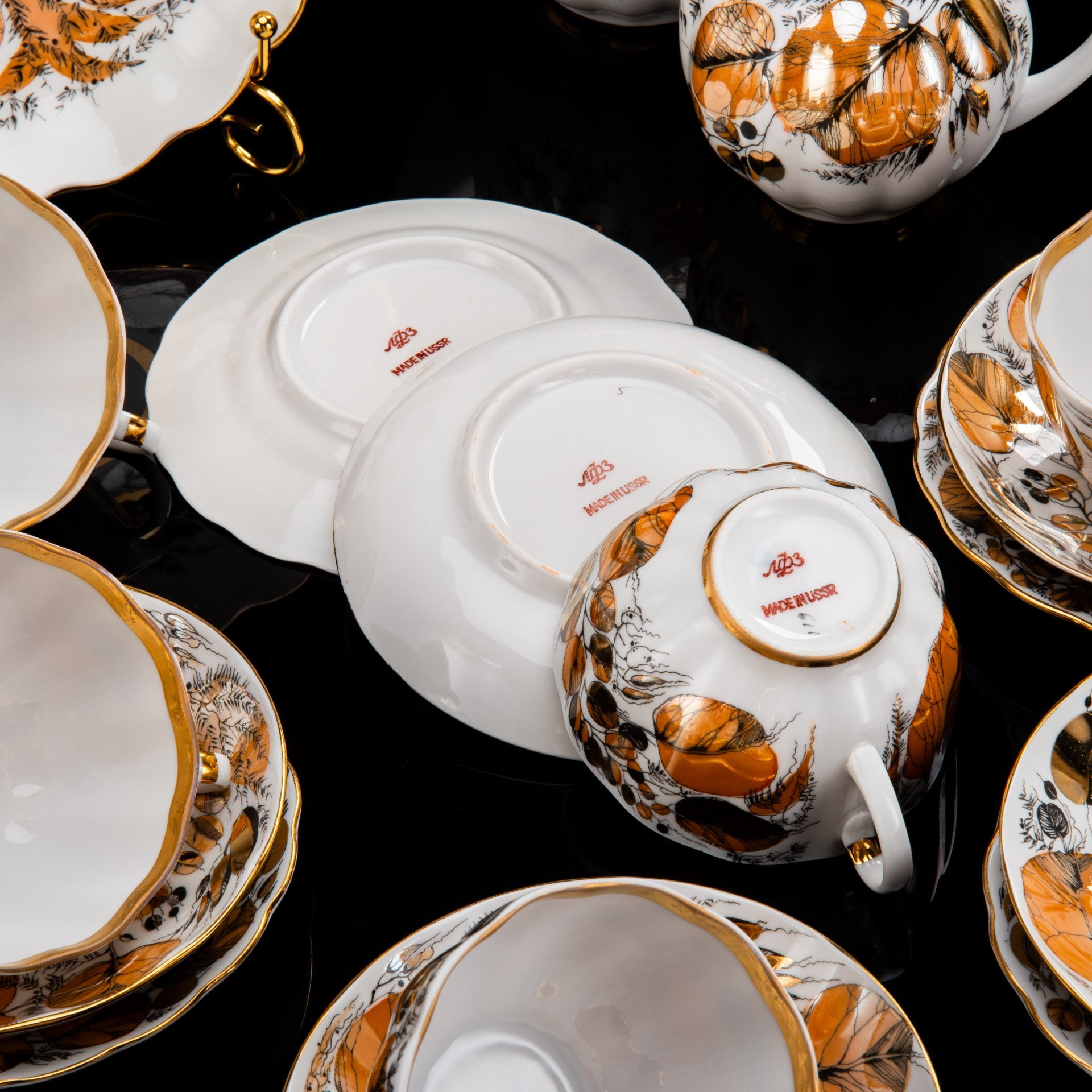 Сервиз чайный "Золотая осень" на 6 персон (22 предмета), форма "Тюльпан", автор формы С.Е. Яковлева, автор росписи Н.П. Славина, фарфор, деколь, люстр, золочение, Ленинградский фарфоровый завод (ЛФЗ), СССР, 1970-1992 гг.