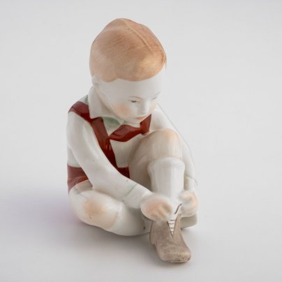 Статуэтка "Мальчик обувается", фарфор, роспись, Венгрия, 1948-1970 гг.