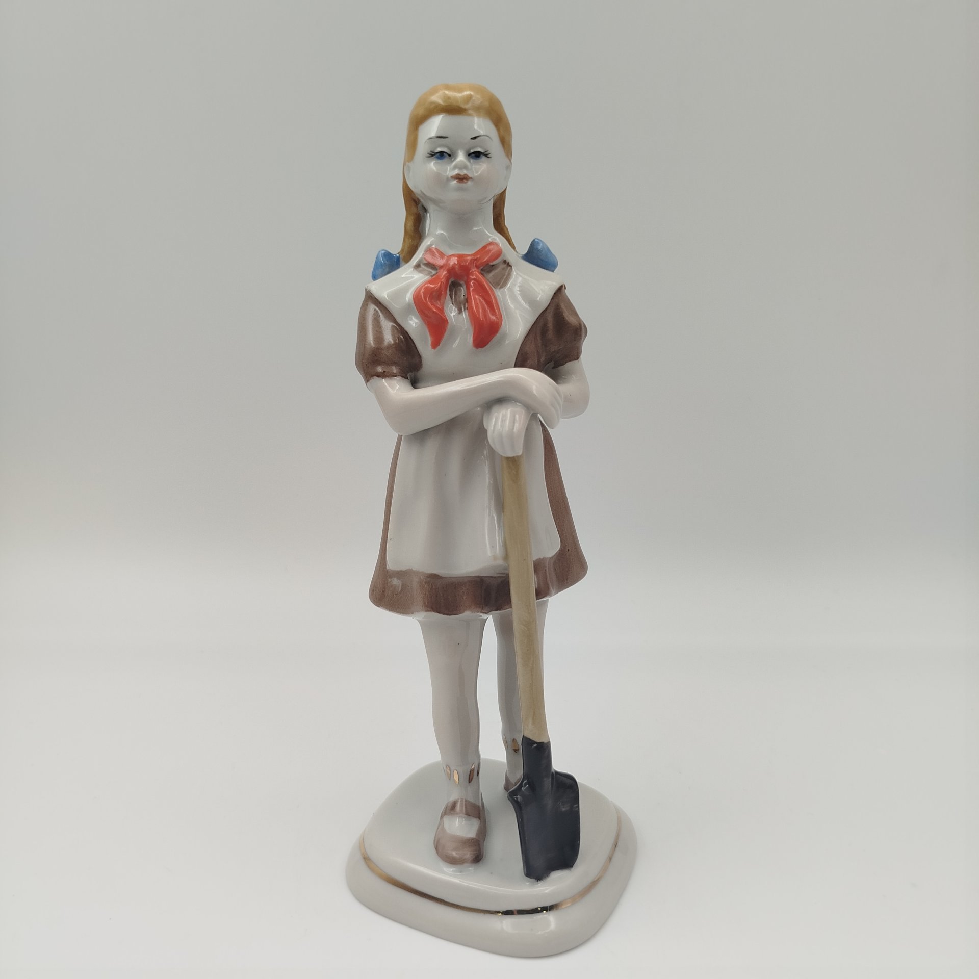 Статуэтка "Пионерка с лопатой", фарфор, роспись, золочение, Полонский завод художественной керамики (Полонное ЗХК), Украина, 1980-2000 гг.