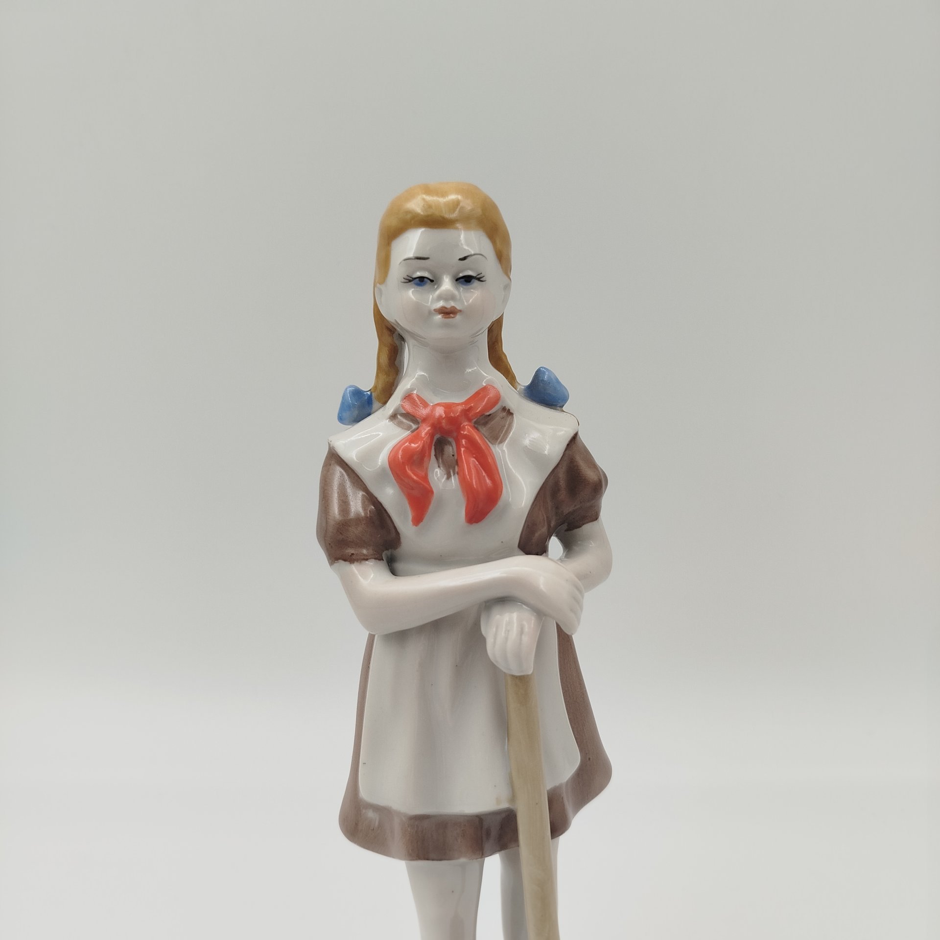 Статуэтка "Пионерка с лопатой", фарфор, роспись, золочение, Полонский завод художественной керамики (Полонное ЗХК), Украина, 1980-2000 гг.