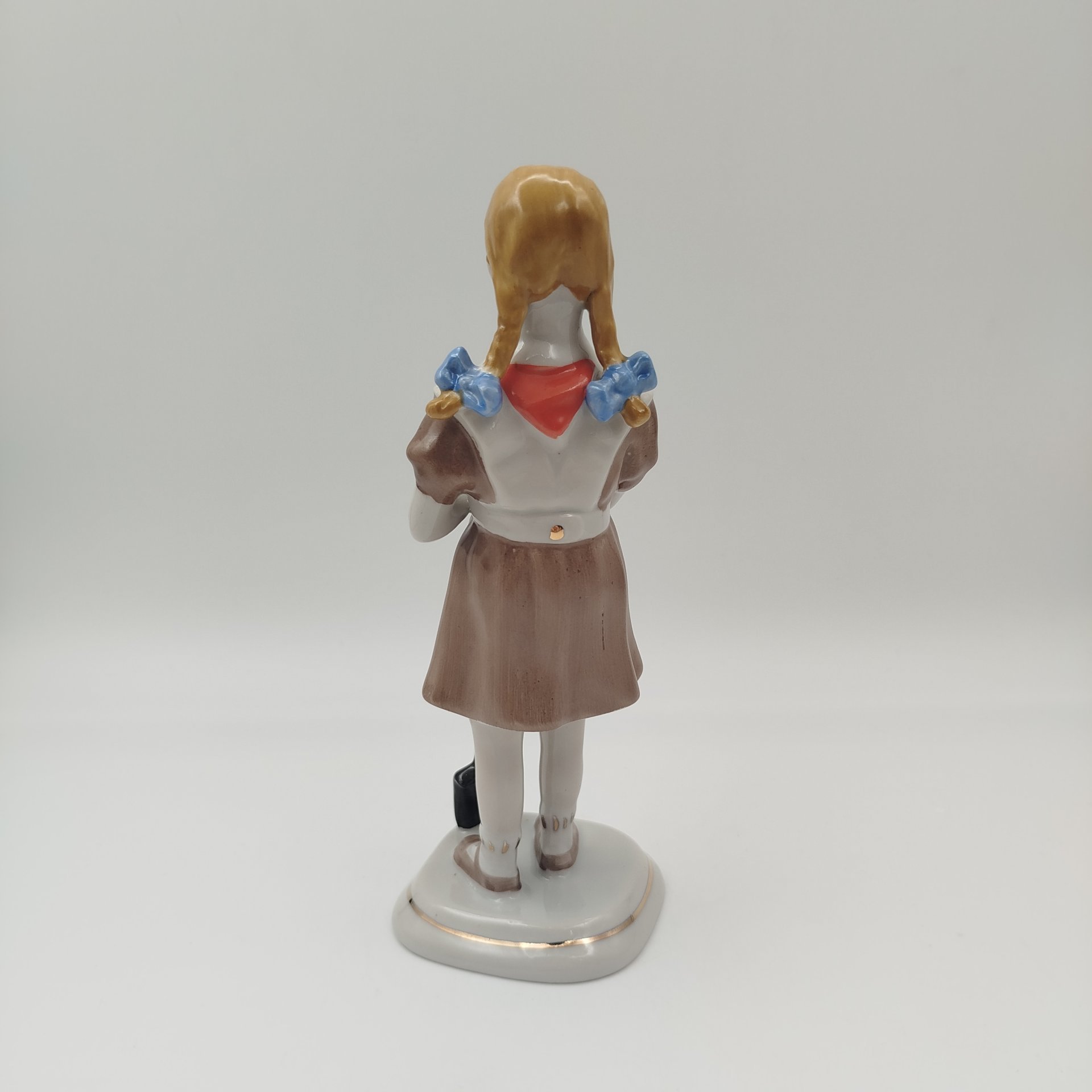 Статуэтка "Пионерка с лопатой", фарфор, роспись, золочение, Полонский завод художественной керамики (Полонное ЗХК), Украина, 1980-2000 гг.