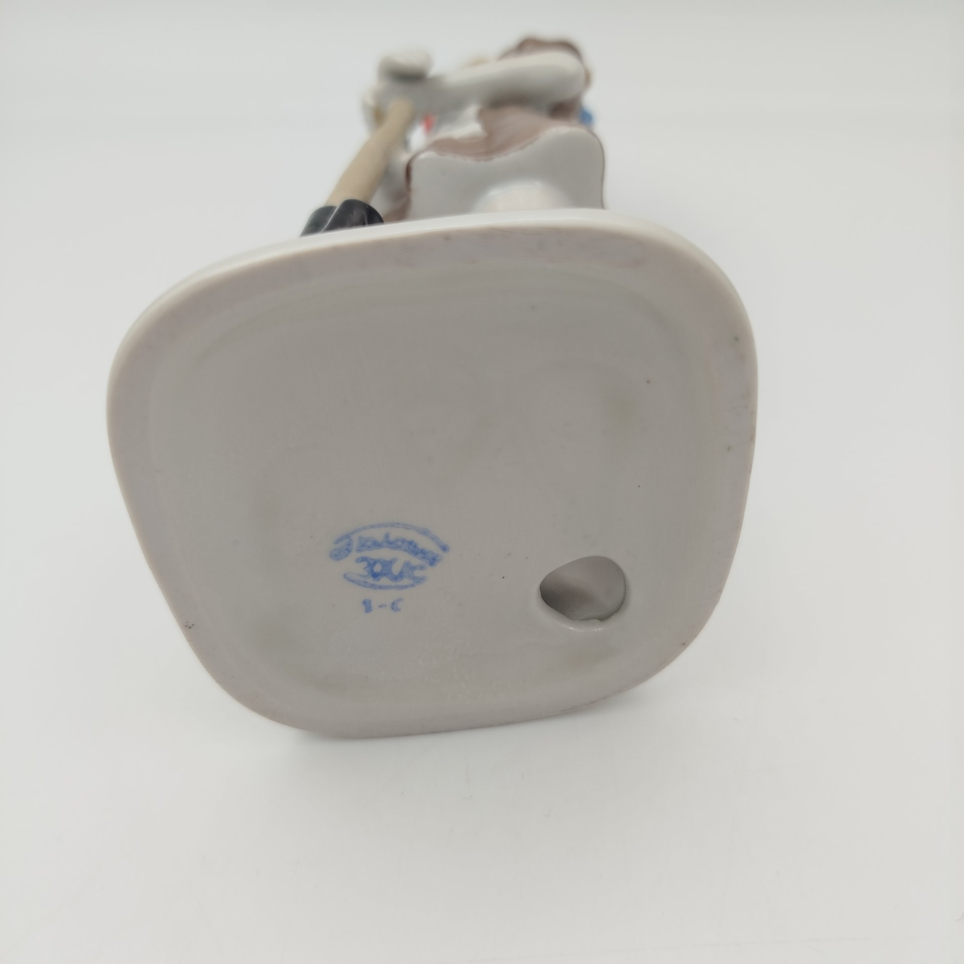 Статуэтка "Пионерка с лопатой", фарфор, роспись, золочение, Полонский завод художественной керамики (Полонное ЗХК), Украина, 1980-2000 гг.