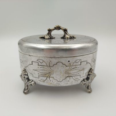 Шкатулка на ножках, украшенная растительным декором, латунь, серебрение, Западная Европа, 1890-1920 гг.