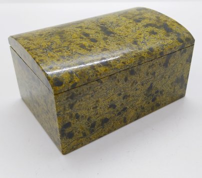 Шкатулка с закруглённой крышкой, камень (змеевик), металл