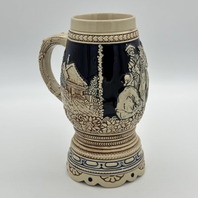 Кружка пивная, украшенная сценой флирта (две парочки у изгороди), керамика, рельеф, Marzi & Remy