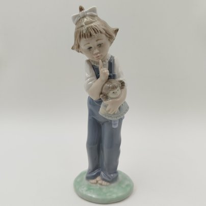Статуэтка "Девочка с куклой", фарфор, роспись, NAO Porcelain, Испания, 1970-2000 гг.