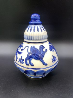 Шкатулка с крышкой с изображением античных мотивов