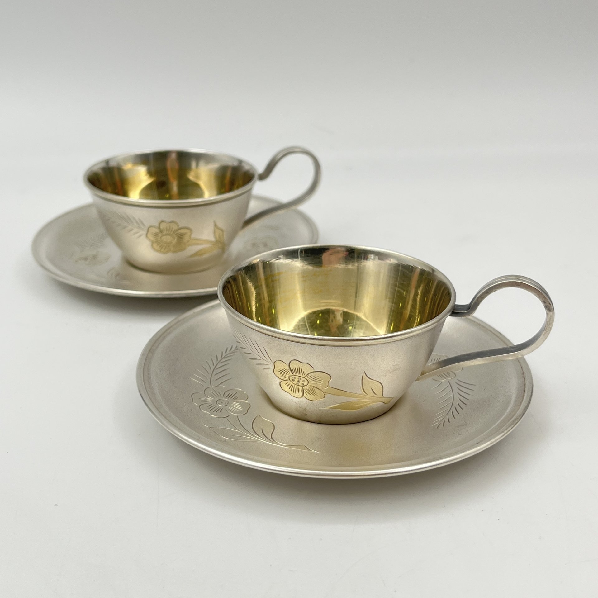 Набор из двух кофейных пар с цветочным декором, мельхиор (медь-никель), золочение, Мстерская художественная фабрика  «Ювелир», СССР, 1974 г.