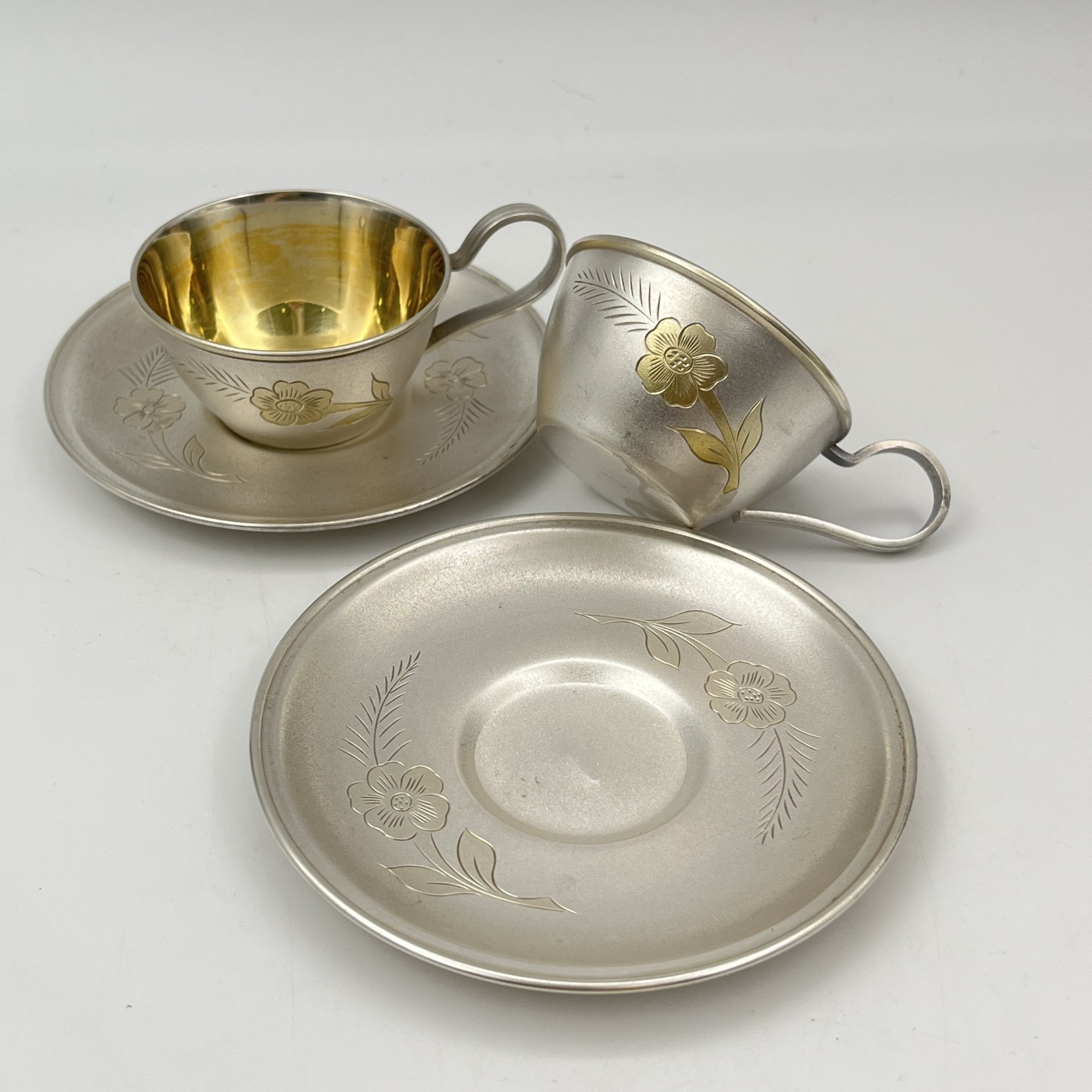 Набор из двух кофейных пар с цветочным декором, мельхиор (медь-никель), золочение, Мстерская художественная фабрика  «Ювелир», СССР, 1974 г.