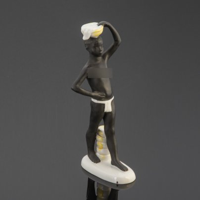 Статуэтка "Африка" (мальчик-негр с корзиной на голове), скульптор Г.С. Столбова, фарфор, роспись надглазурная, Ленинградский фарфоровый завод (ЛФЗ), СССР, 1960-1970 гг.