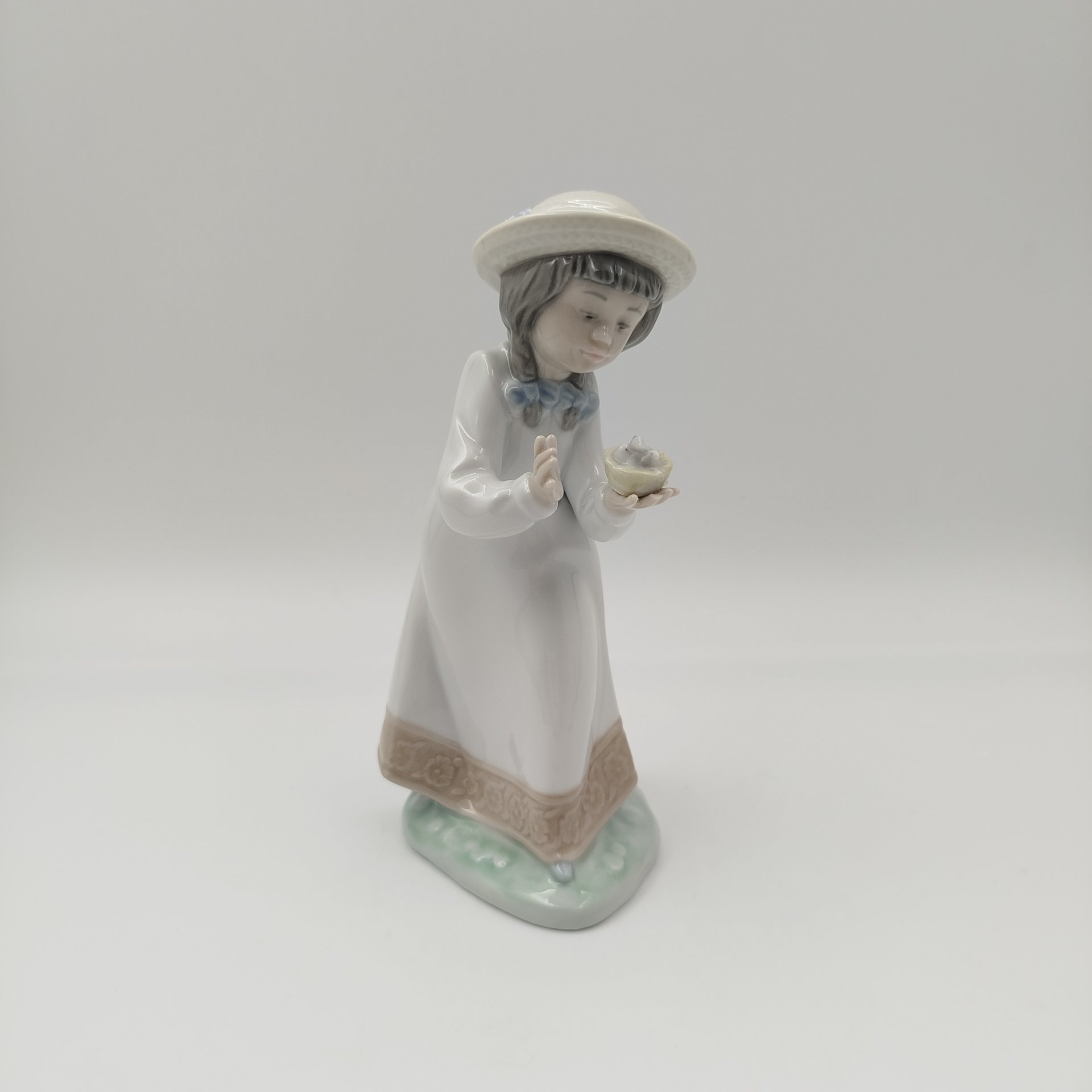 Статуэтка "Девочка с цыплятами", фарфор, роспись, NAO Porcelain, Испания, 1988-2000 гг.