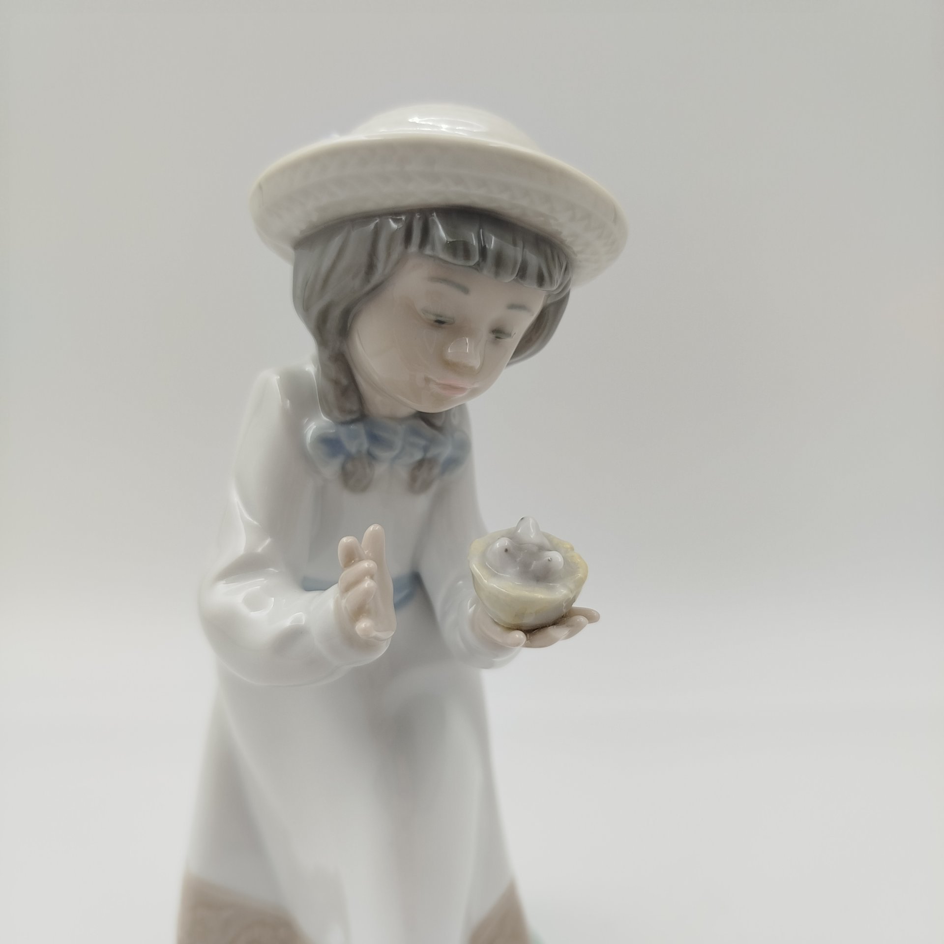 Статуэтка "Девочка с цыплятами", фарфор, роспись, NAO Porcelain, Испания, 1988-2000 гг.
