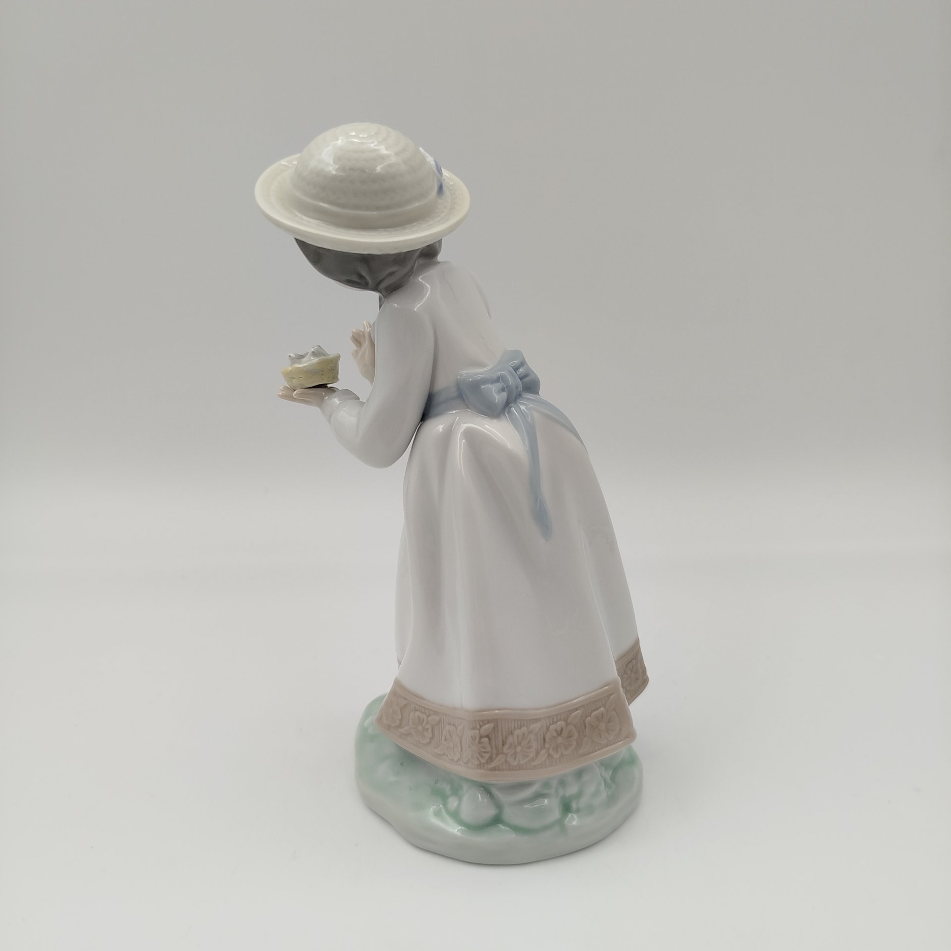 Статуэтка "Девочка с цыплятами", фарфор, роспись, NAO Porcelain, Испания, 1988-2000 гг.