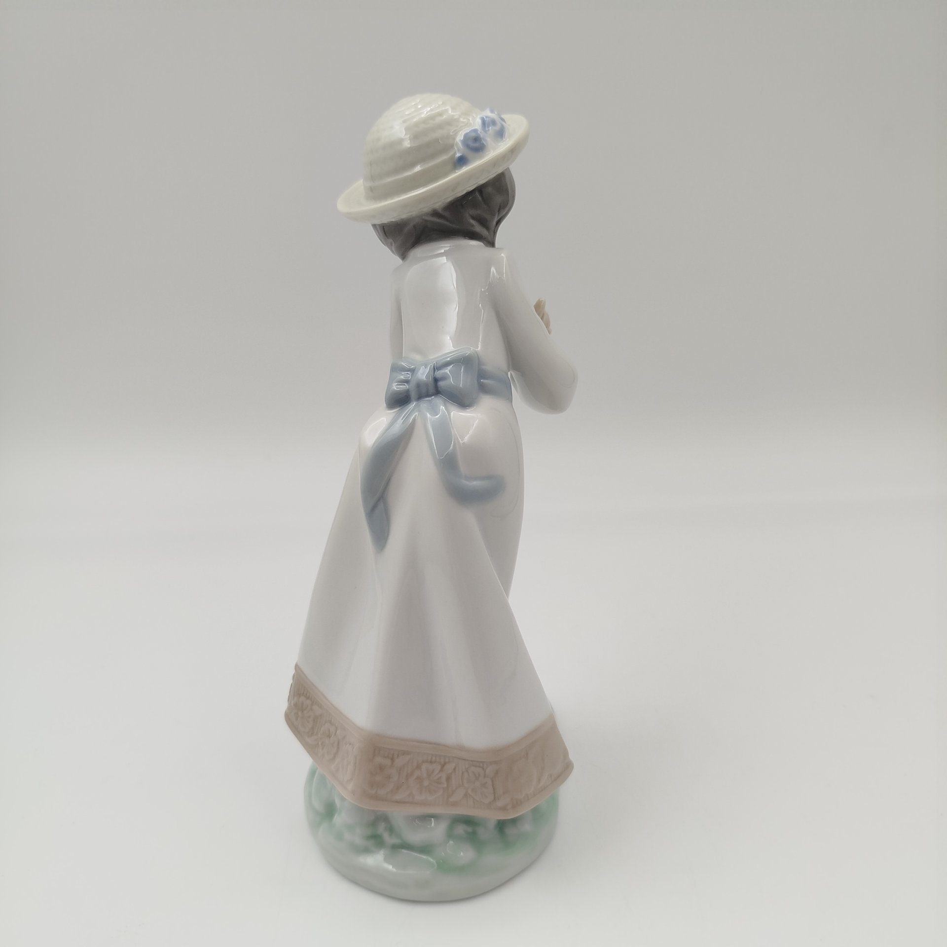 Статуэтка "Девочка с цыплятами", фарфор, роспись, NAO Porcelain, Испания, 1988-2000 гг.