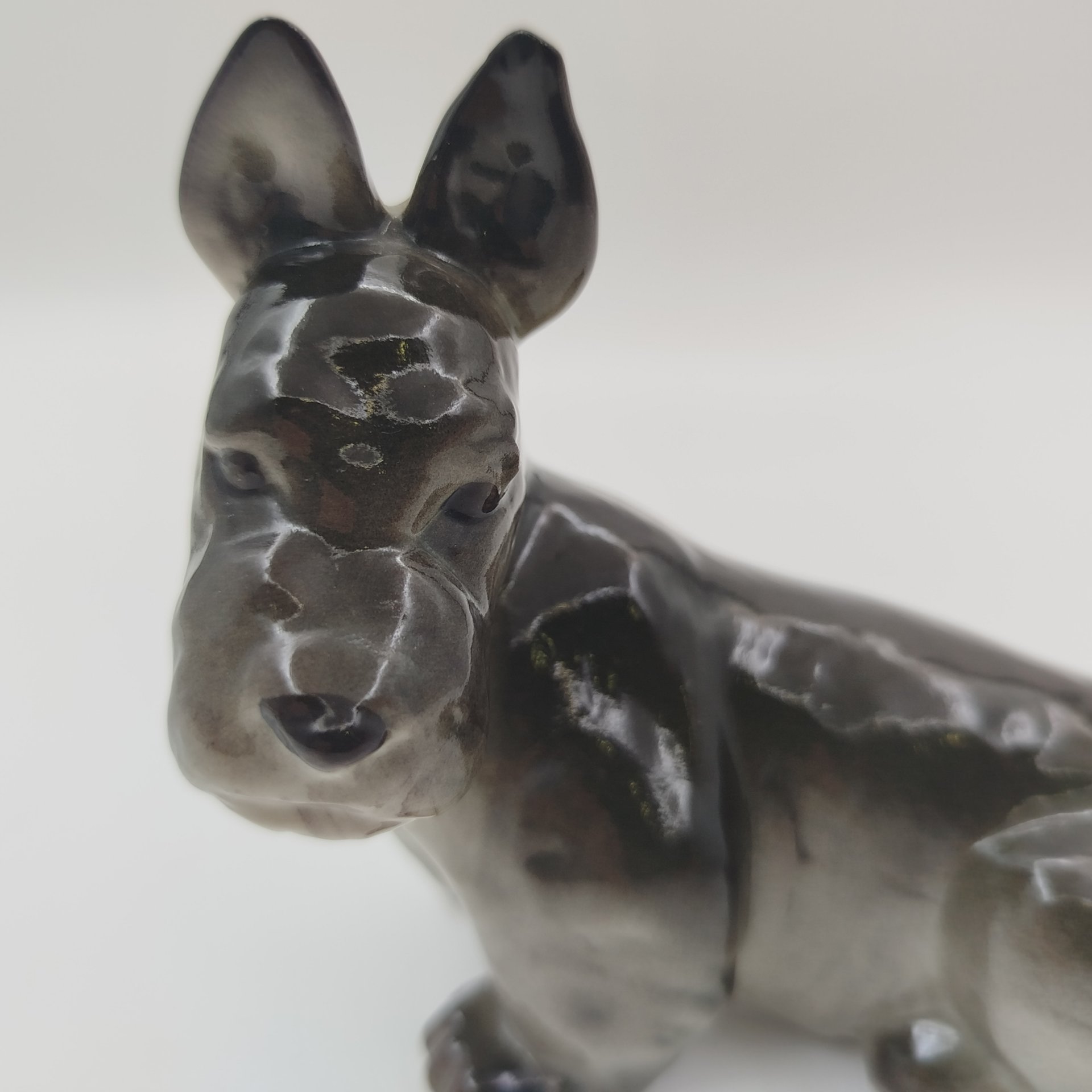 Статуэтка "Скотч-терьер", скульптор П.П. Веселов, фарфор, аэрография, Ленинградский фарфоровый завод (ЛФЗ), СССР, 1970-1991 гг.
