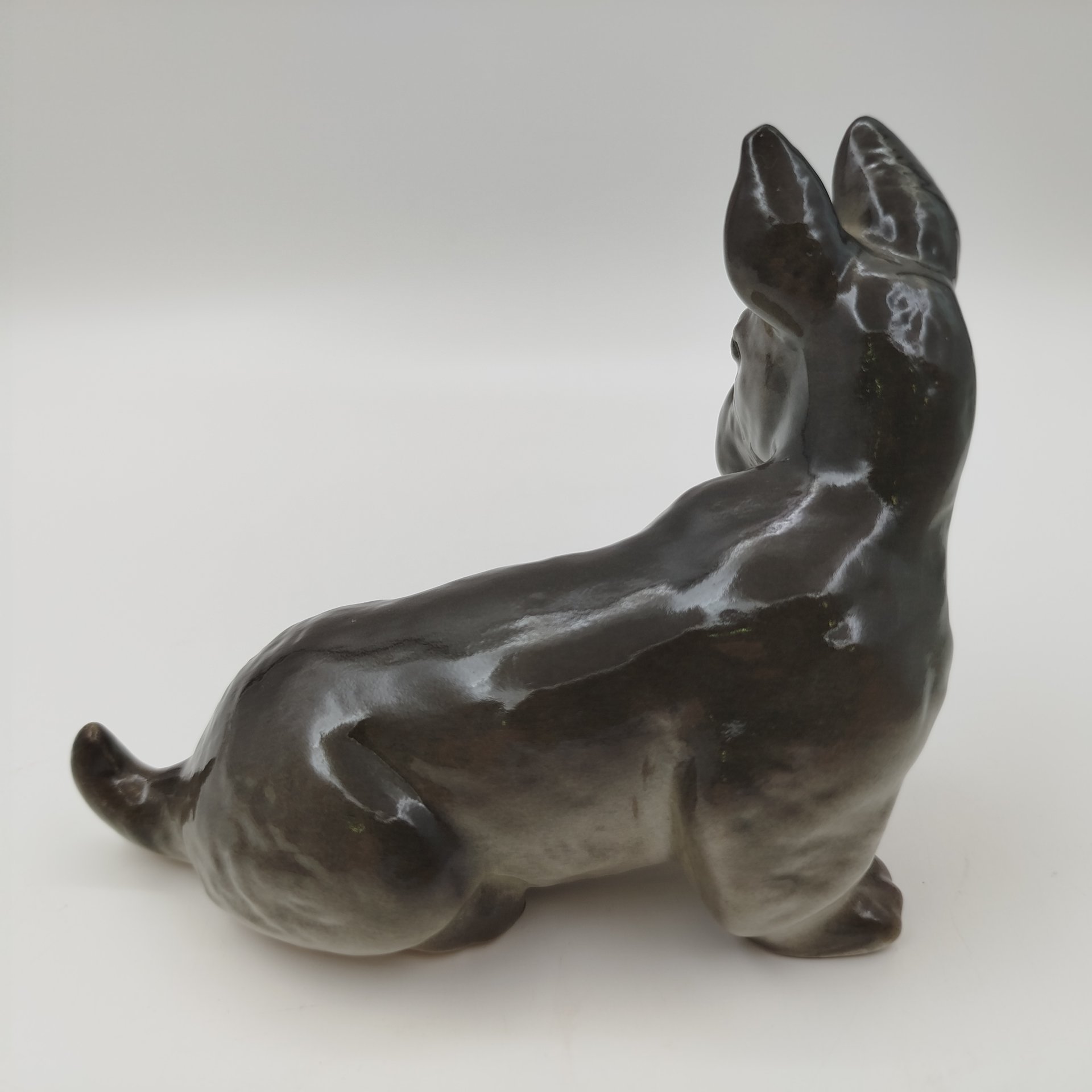 Статуэтка "Скотч-терьер", скульптор П.П. Веселов, фарфор, аэрография, Ленинградский фарфоровый завод (ЛФЗ), СССР, 1970-1991 гг.