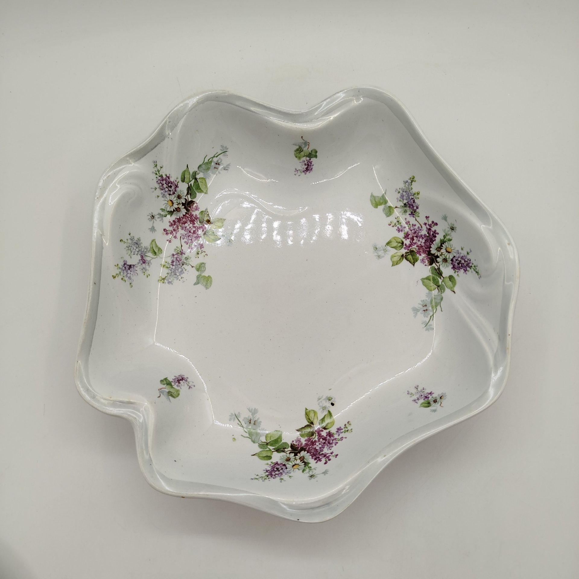 Блюдо фигурное в стиле модерн с цветочным декором, фаянс, деколь, Россия, 1910-1930 гг.