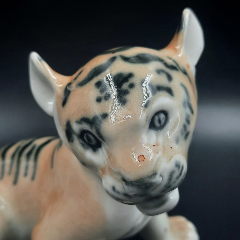 Статуэтка "Тигрёнок", скульптор Б.Я. Воробьев, фарфор, роспись, Ленинградский фарфоровый завод (ЛФЗ), СССР, 1970-1992 гг.