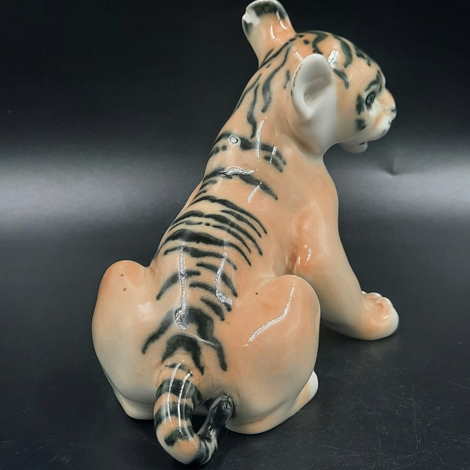 Статуэтка "Тигрёнок", скульптор Б.Я. Воробьев, фарфор, роспись, Ленинградский фарфоровый завод (ЛФЗ), СССР, 1970-1992 гг.