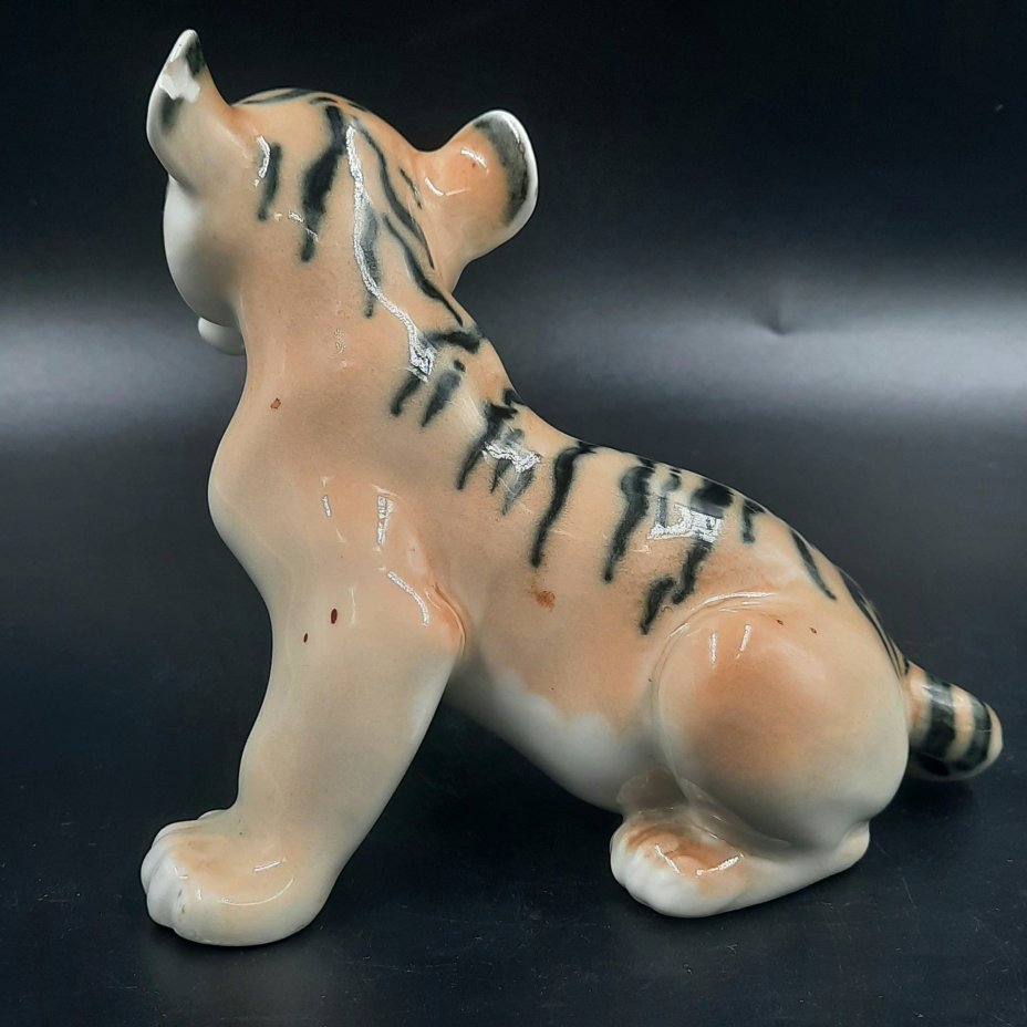Статуэтка "Тигрёнок", скульптор Б.Я. Воробьев, фарфор, роспись, Ленинградский фарфоровый завод (ЛФЗ), СССР, 1970-1992 гг.