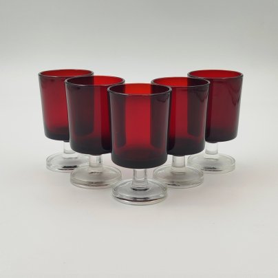 Набор рюмок алого цвета на 5 персон, стекло, Luminarc, Франция, 1970-1990 гг.