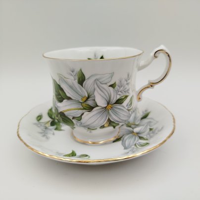 Кофейная пара "Триллиум" из серии "Canadian flowers" ("Канадские цветы"), фарфор, деколь, золочение, Paragon, Великобритания, 1970-1992 гг.