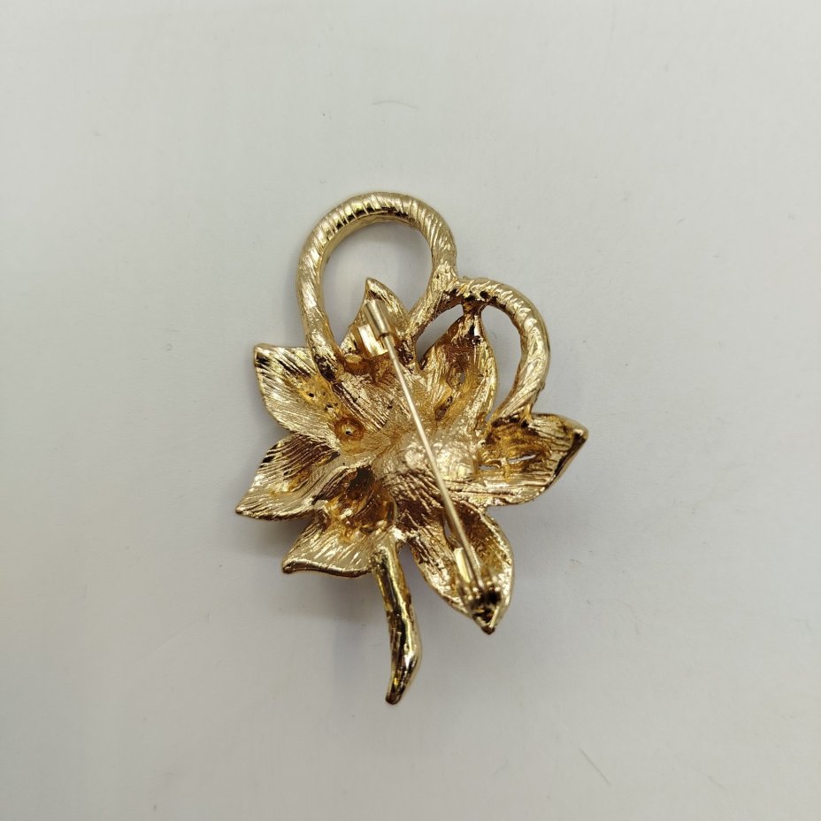 Брошь в виде цветка с белой вставкой