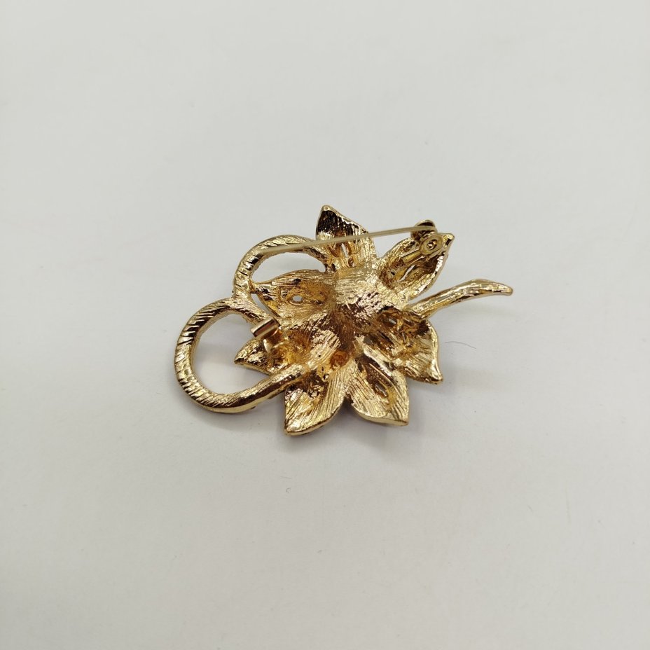 Брошь в виде цветка с белой вставкой