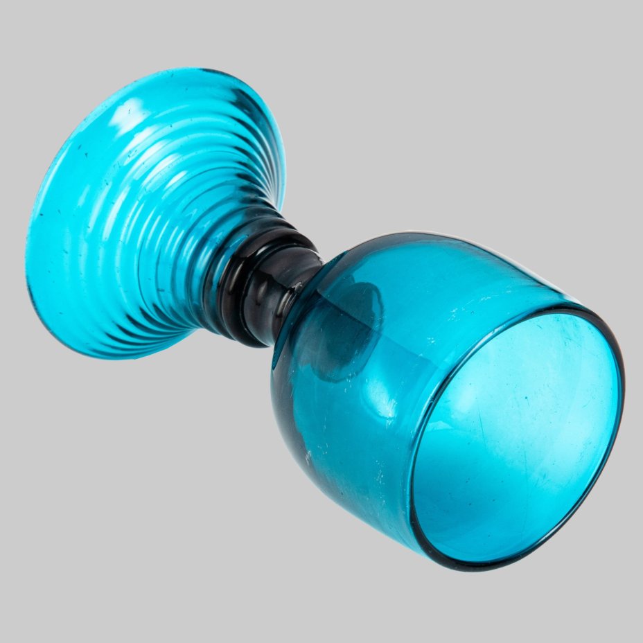 Бокал-рёмер оттенка морской волны